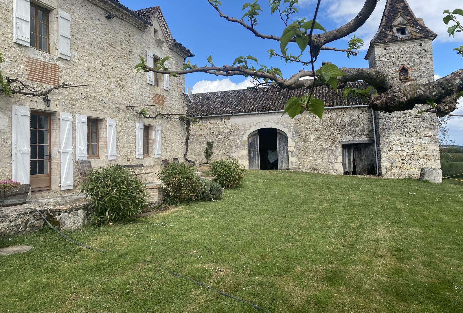 Mongaudon manor house, courtyard and pigeonnier together